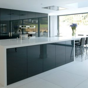 Anaqueles de Cocina parte superior High Gloss parte inferior Blanco, puerta  decorativa aluminio y vidrio Negra #cocina…