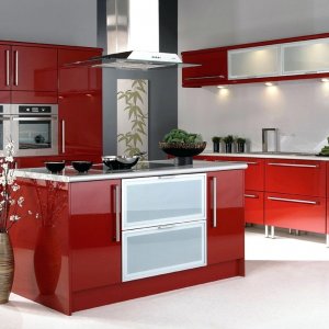 Cocina con frentes ALTO BRILLO rojo y puertas de vidrio en marco de aluminio