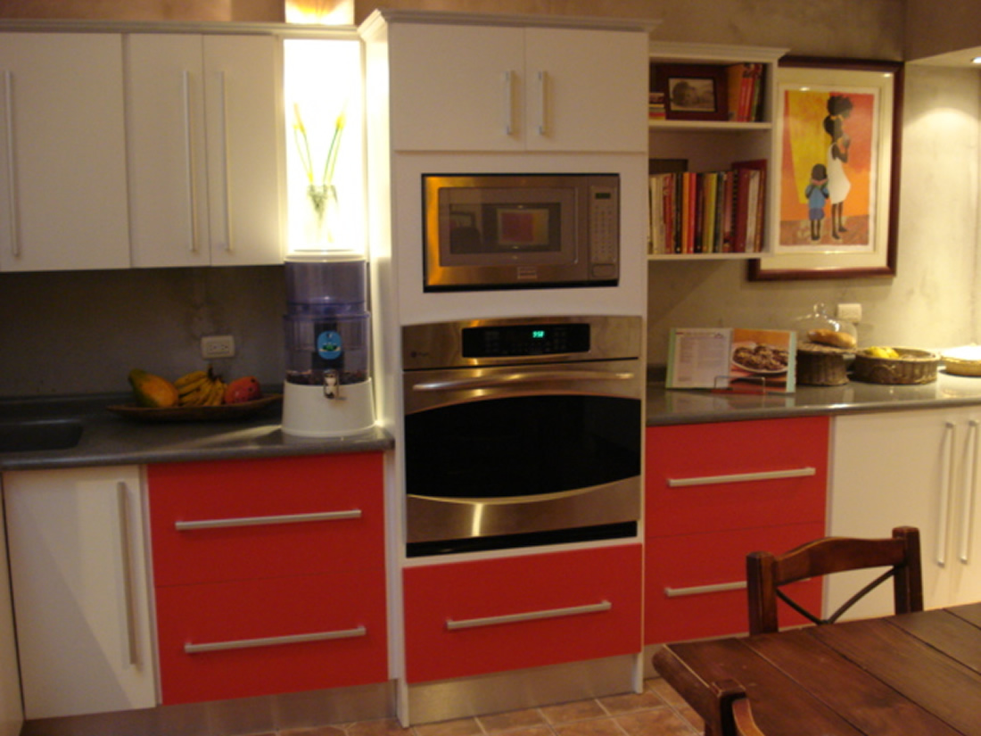muebles de cocina blanca con acento rojo hero